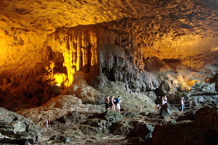 10 things to do in halong  surprise cave